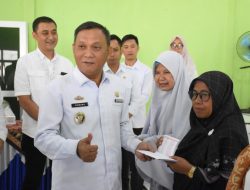 Qomaru Zaman Bagikan 128 Kartu Metro Ceria Untuk Warga Hadimulyo Barat